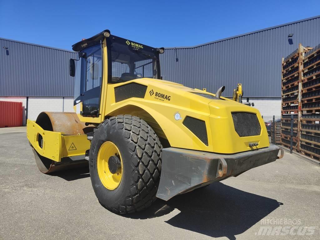 Bomag BW 211 D-50 Gumeni valjci na točkovima