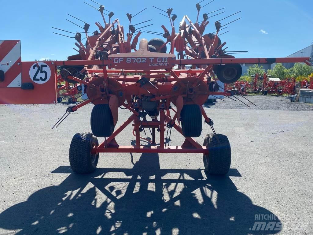 Kuhn GF8702T Okretači i sakupljači sena