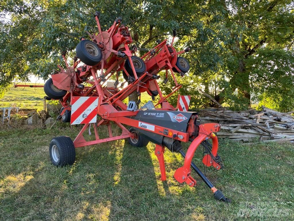 Kuhn GF8702T Okretači i sakupljači sena