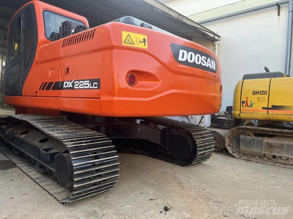 Doosan DX225LC Bageri guseničari