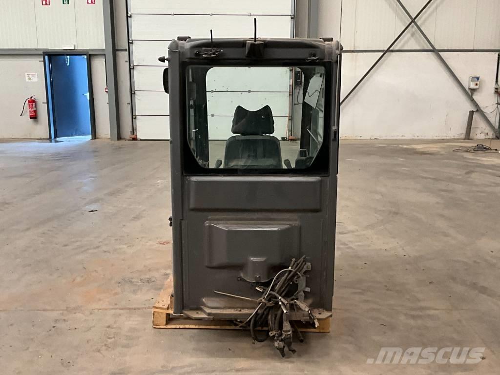 Hitachi ZX 210-3 Kabine i unutrašnjost