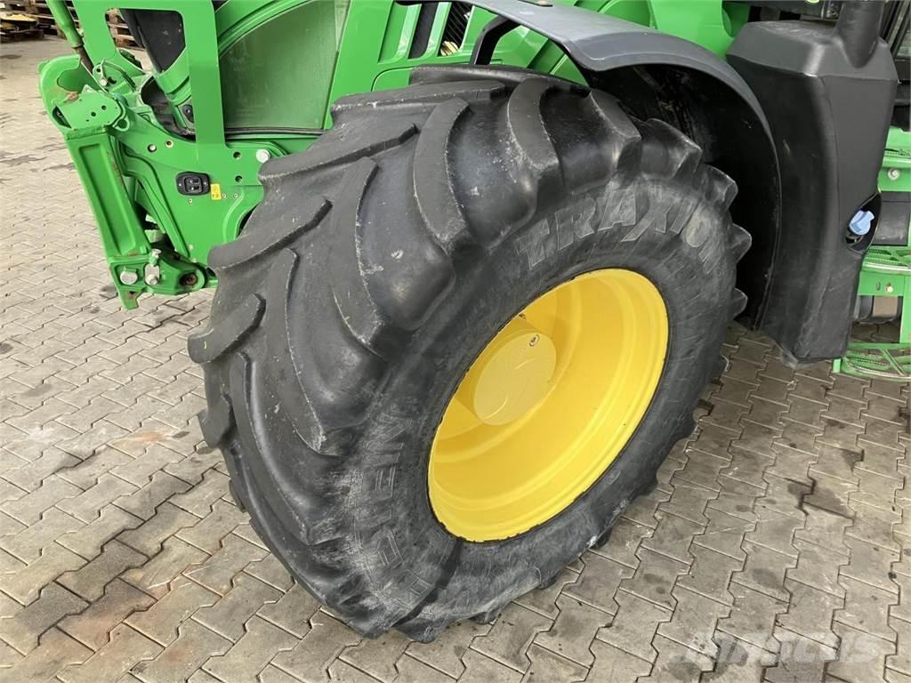 John Deere 6155R Traktori