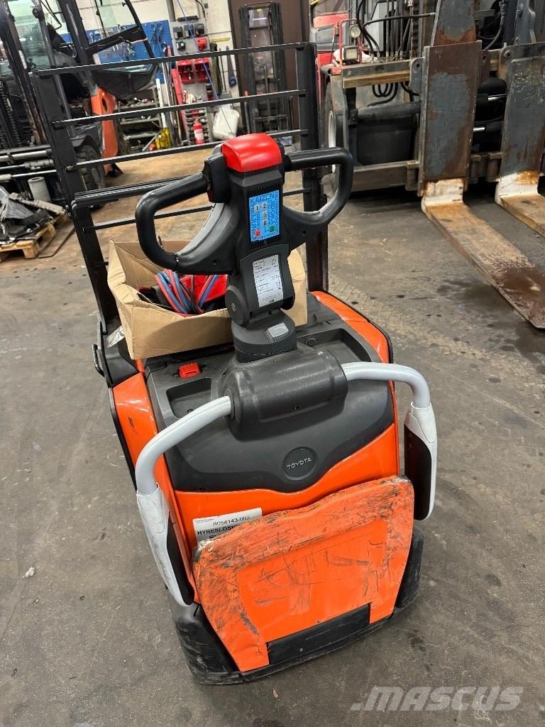 Toyota LPE220 Nisko podizni električni viljuškar sa stajalištom