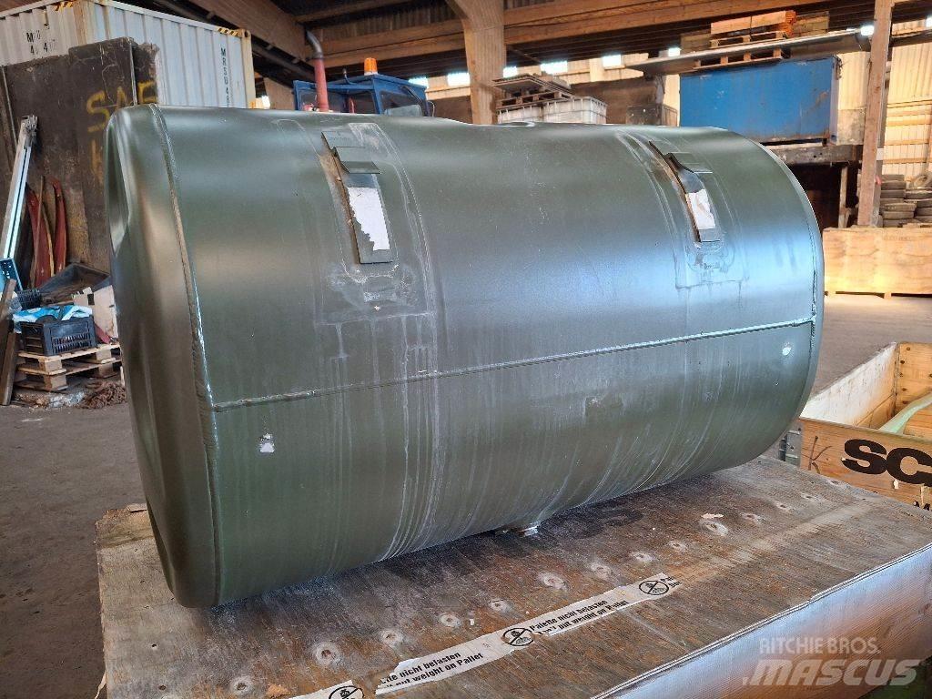 Scania 395L Fuel and additive tanks