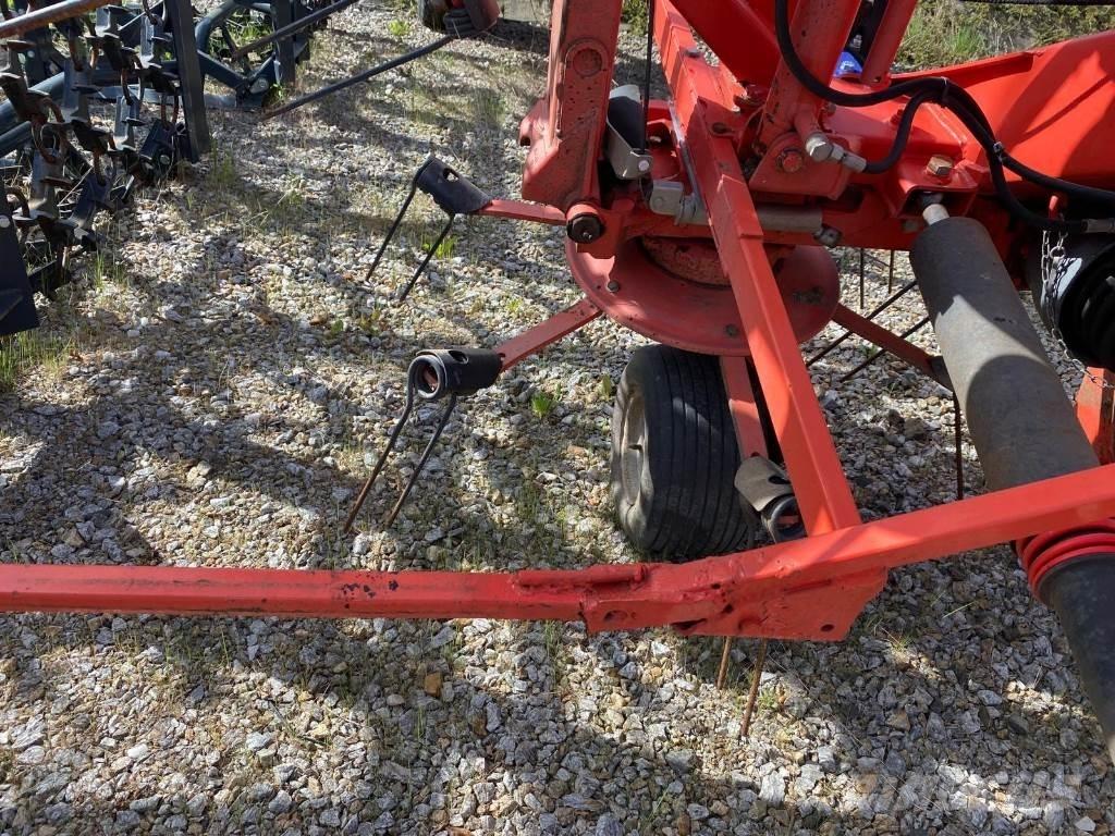 Kuhn GF8702 Okretači i sakupljači sena