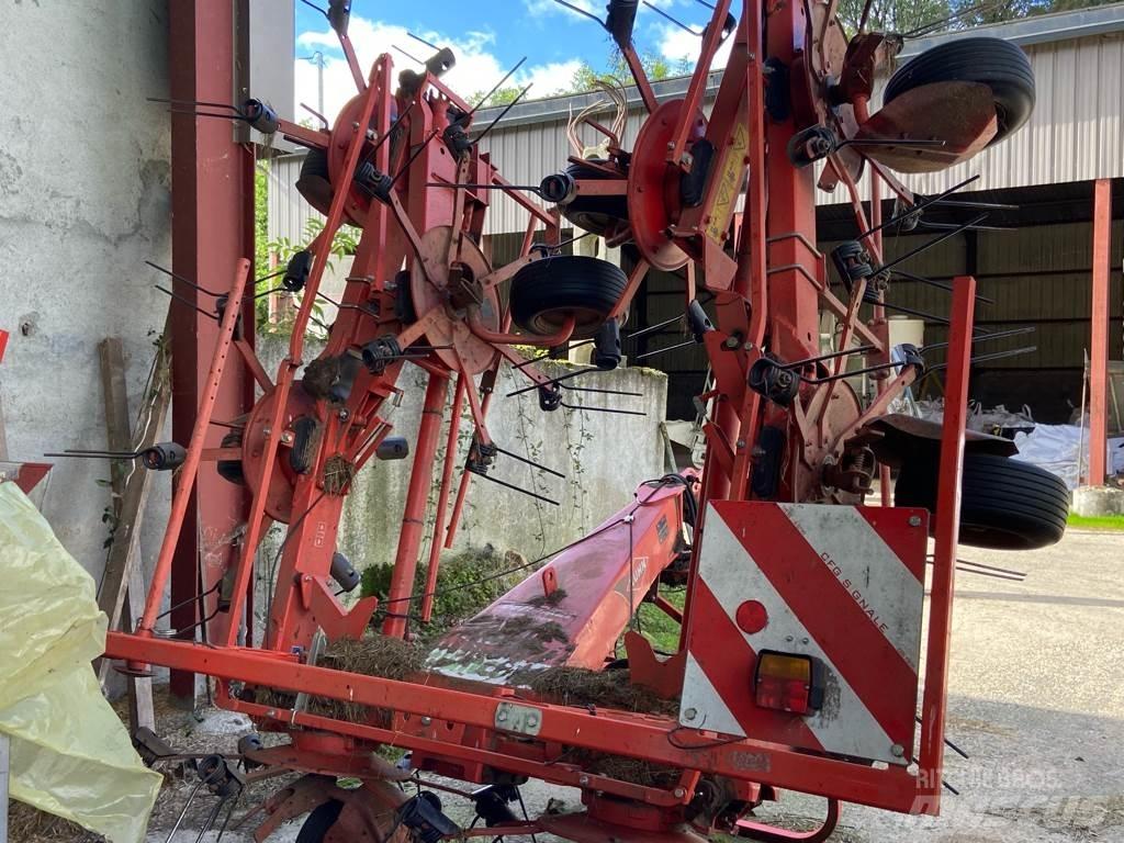 Kuhn GF8702 Okretači i sakupljači sena