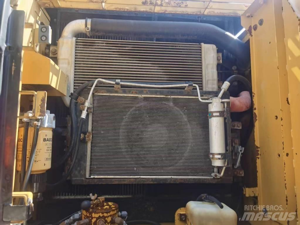 CAT 320 D2 Bageri guseničari