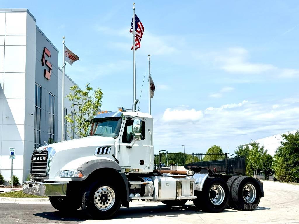 Mack GU 813 Tegljači