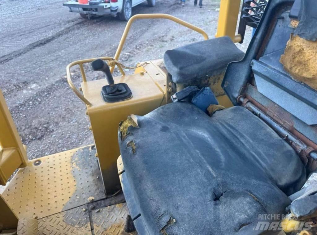 CAT D4C3 Buldožeri guseničari
