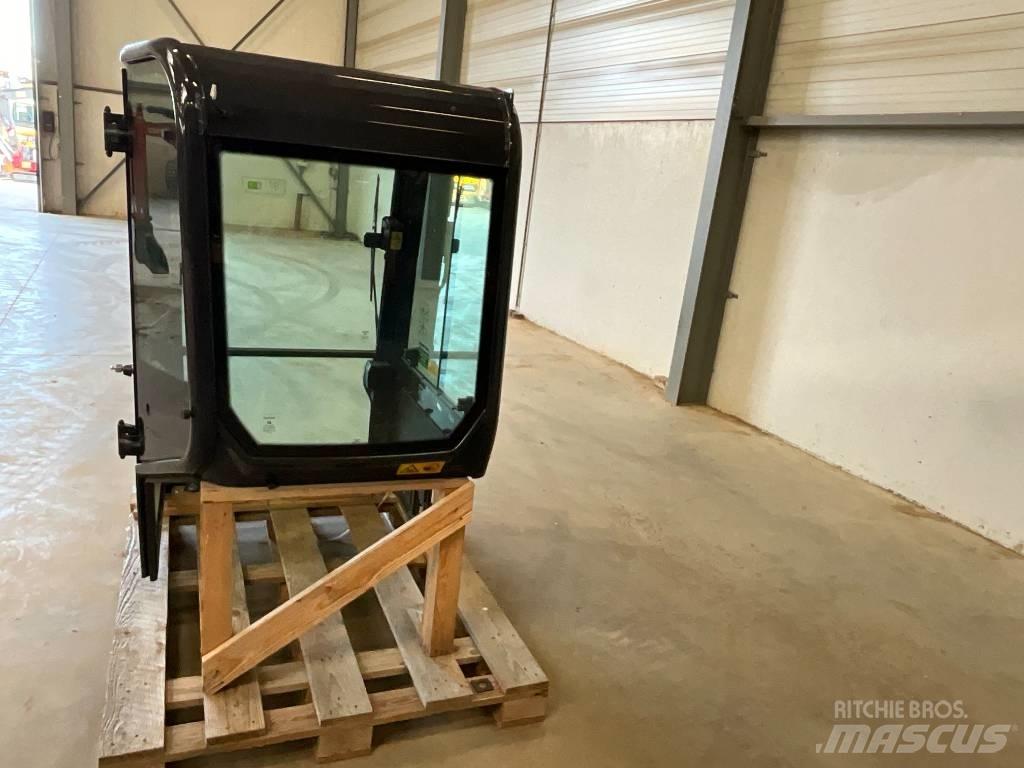 Kubota U 27-4 Kabine i unutrašnjost