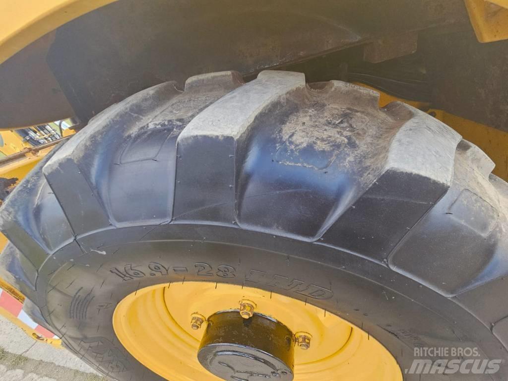 Komatsu WB 93 S-5 Rovokopači