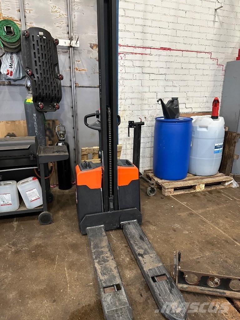 Toyota HWE 100 Ručni električni viljuškar