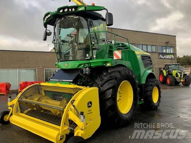 John Deere 8200 i Mašine za stočnu hranu sa sopstvenim pogonom