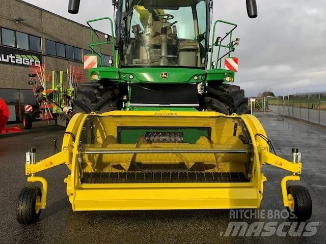 John Deere 8200 i Mašine za stočnu hranu sa sopstvenim pogonom