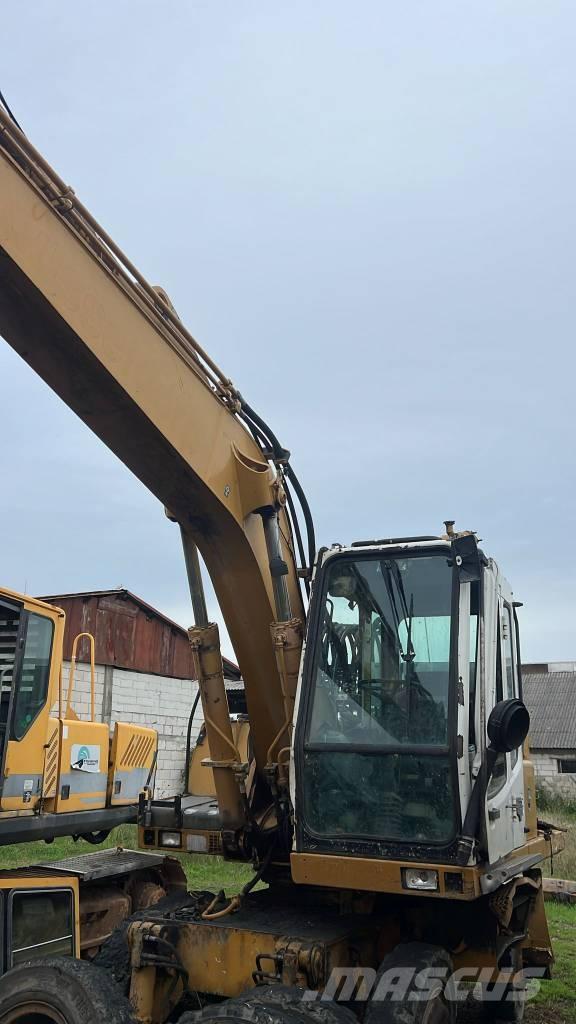 Liebherr A 904 Kabine i unutrašnjost