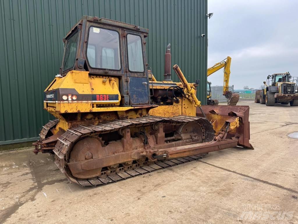 Komatsu D63E-1 Buldožeri guseničari