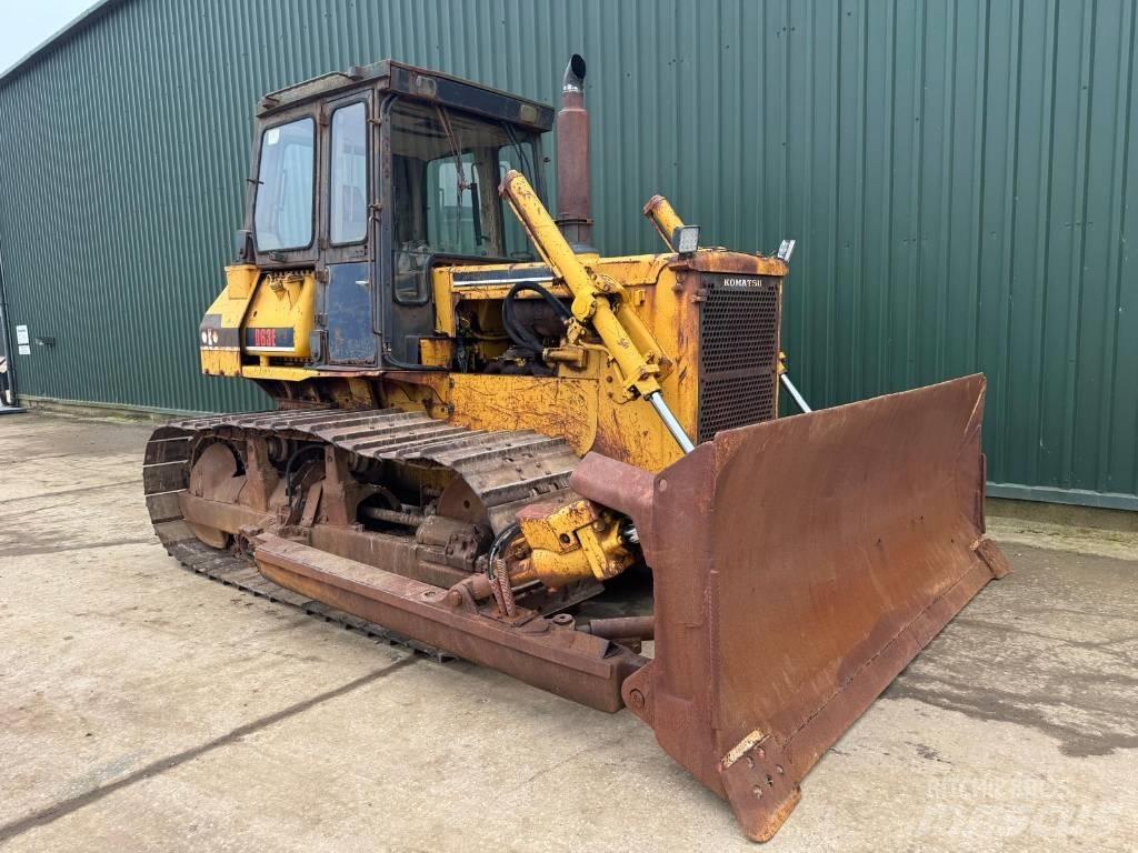Komatsu D63E-1 Buldožeri guseničari