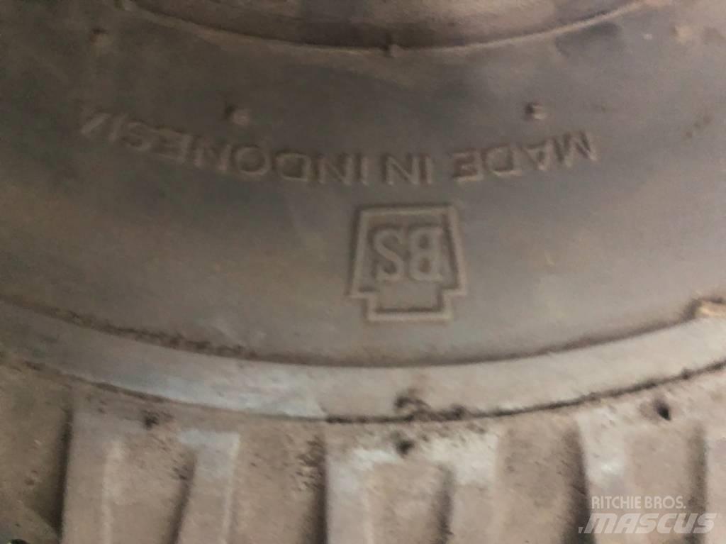 Bridgestone 21x8-9 Gume, točkovi i felne