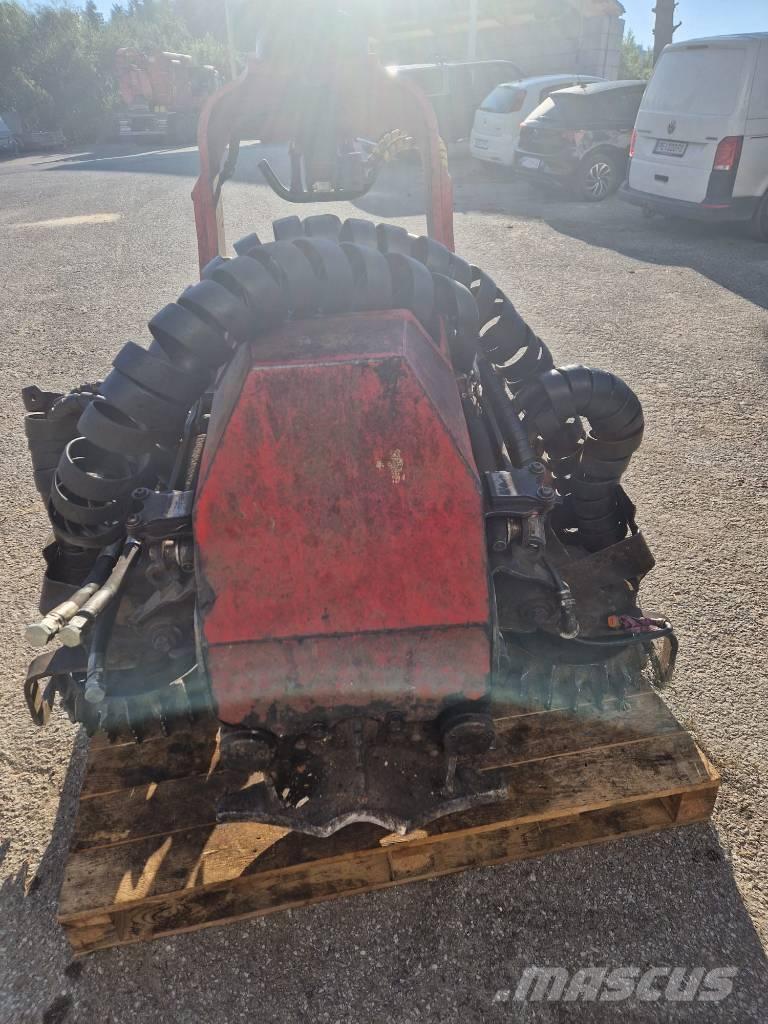 Komatsu 124 Mašine za kleščenje grane stabla