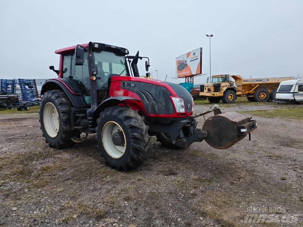 Valtra T 193 Traktori