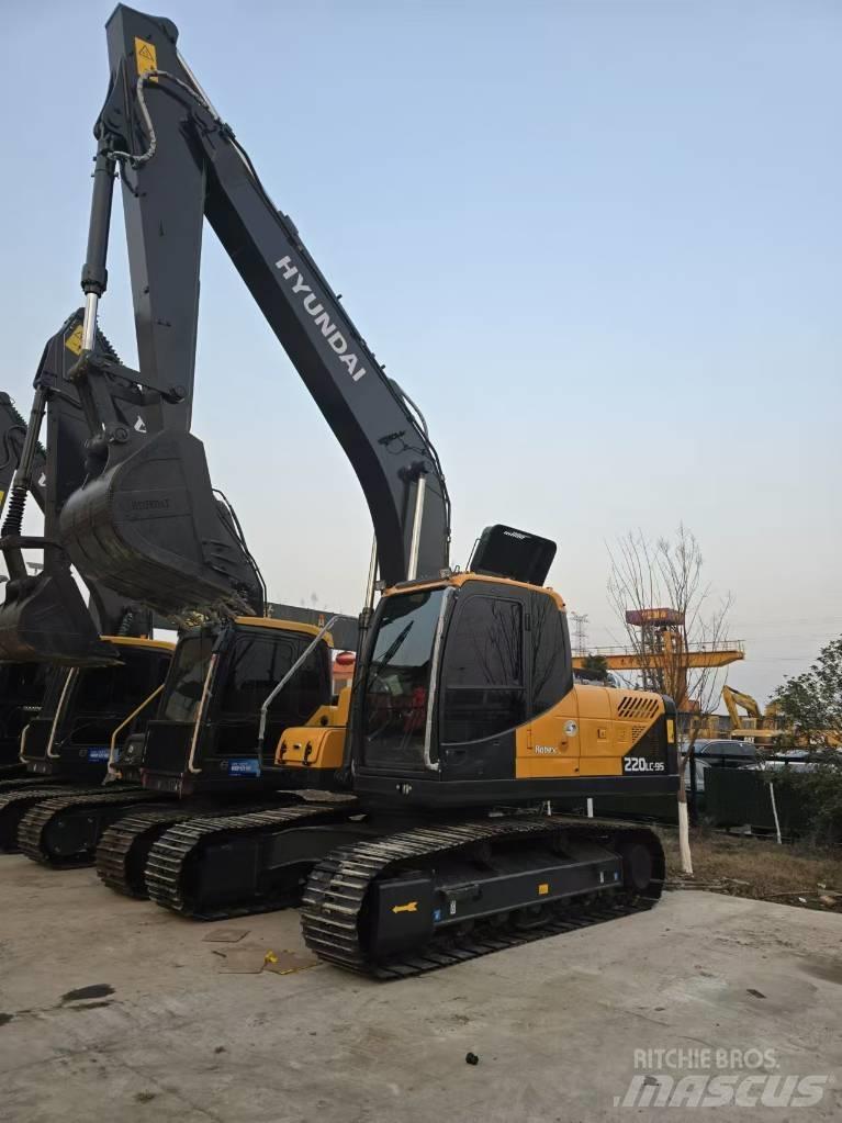 Hyundai 220-9 Midi bageri 7t – 12t
