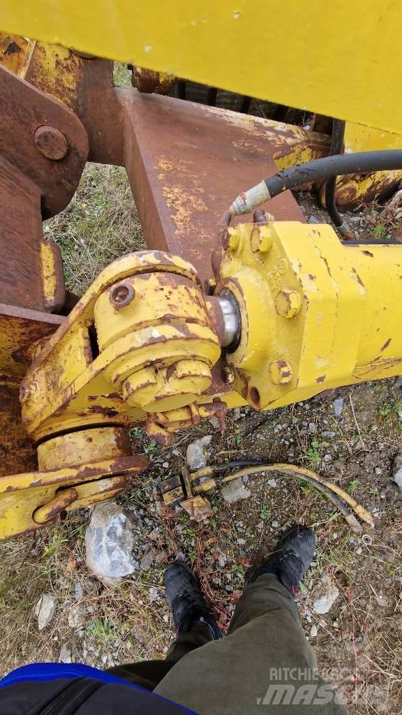 Komatsu D85 Šasija i vešenje