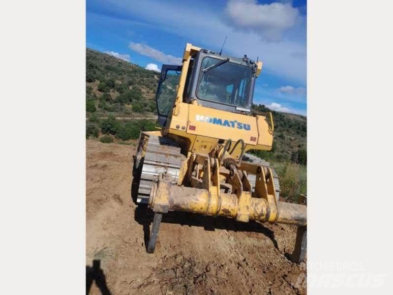 Komatsu D65EX-15 Buldožeri guseničari