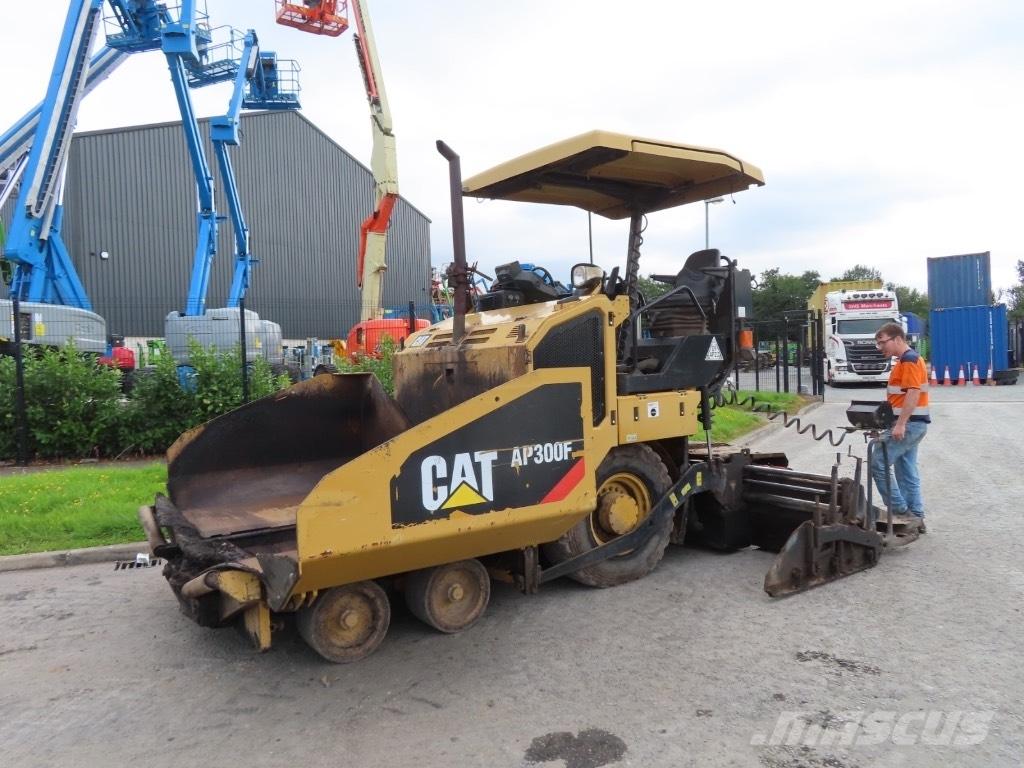 CAT AP 300 Asfaltni finišeri