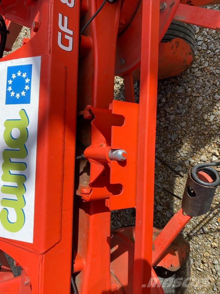 Kuhn GF8702 Okretači i sakupljači sena
