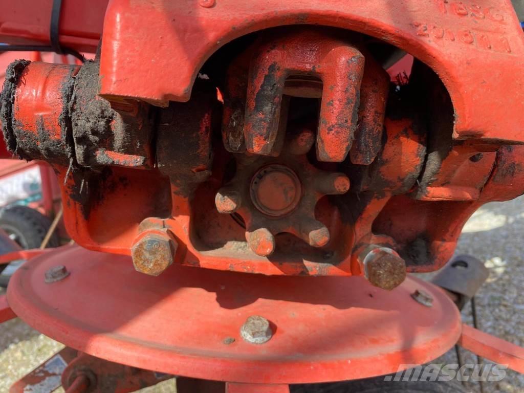Kuhn GF8702 Okretači i sakupljači sena