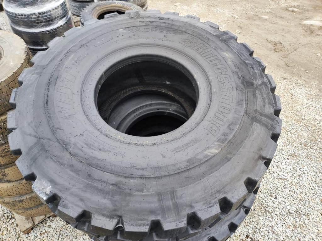  23.5 R25 tires Gume, točkovi i felne