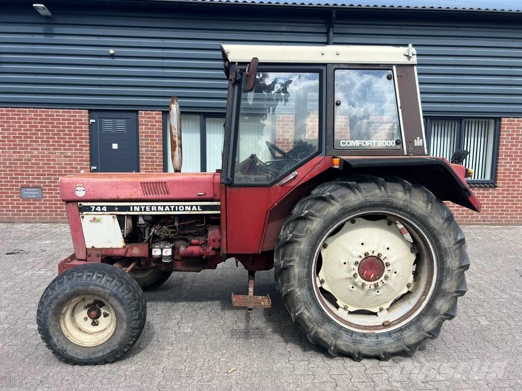 International 744 Traktori