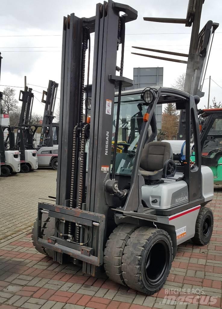 Nissan UG1D2A30LQ Plinski viljuškari