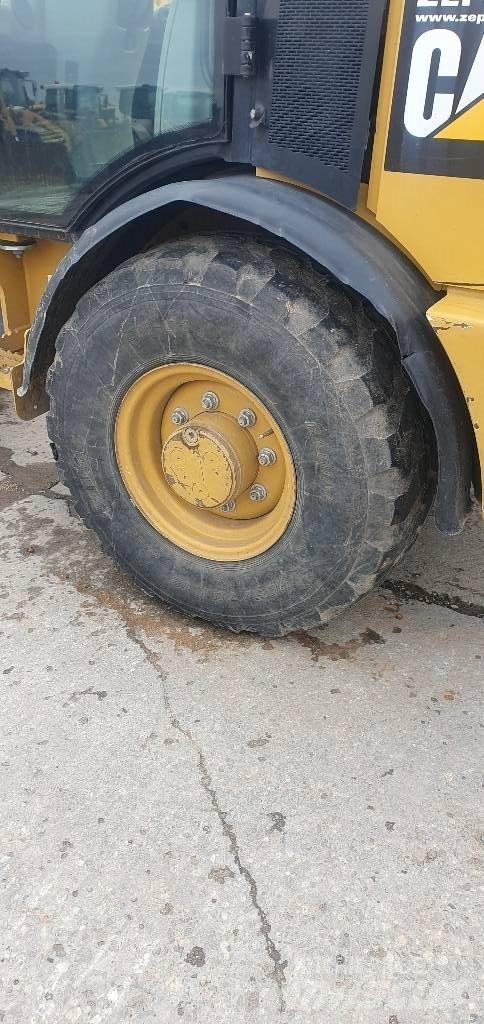 CAT 906M Utovarivači na točkove