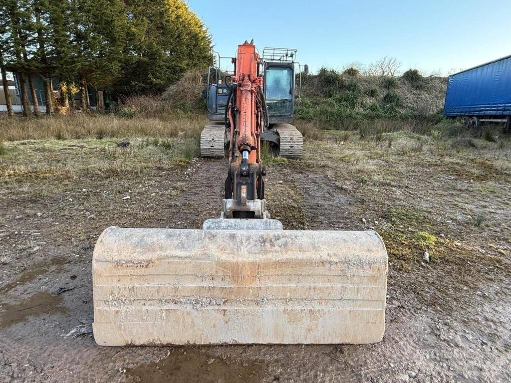 Hitachi ZX225USRLC-3 Bageri guseničari