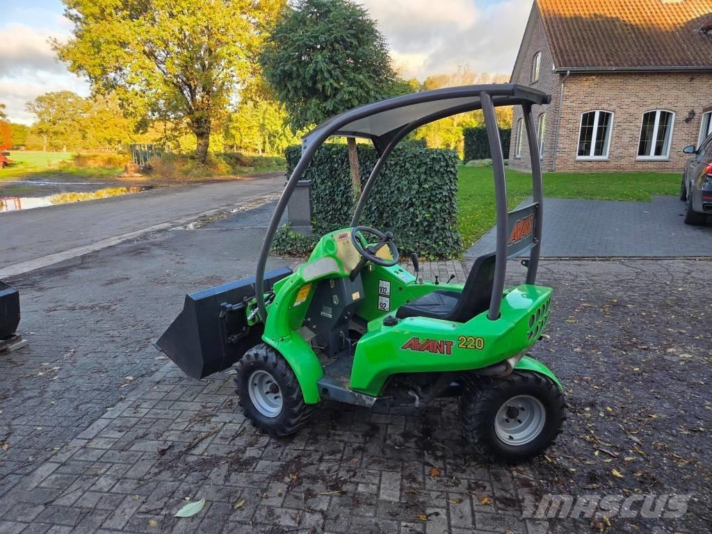 Avant 220 Višenamenski utovarivači