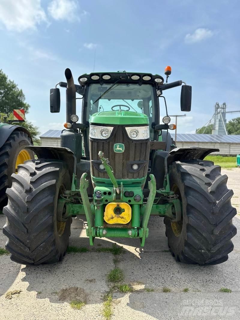 John Deere 6215R Traktori