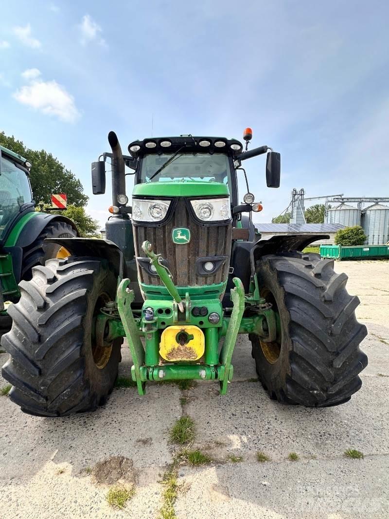 John Deere 6215R Traktori