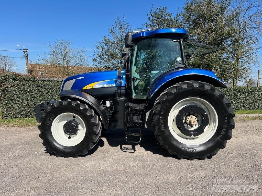 New Holland T 7070 Traktori