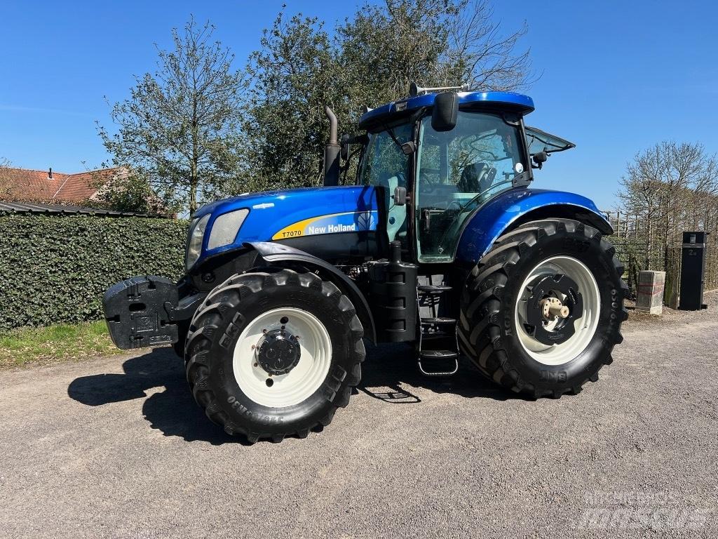 New Holland T 7070 Traktori