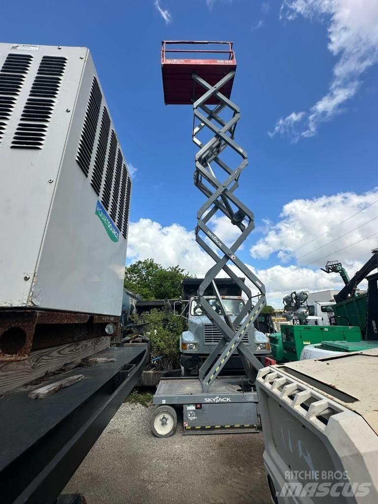JLG 32 Lift Makazaste platforme