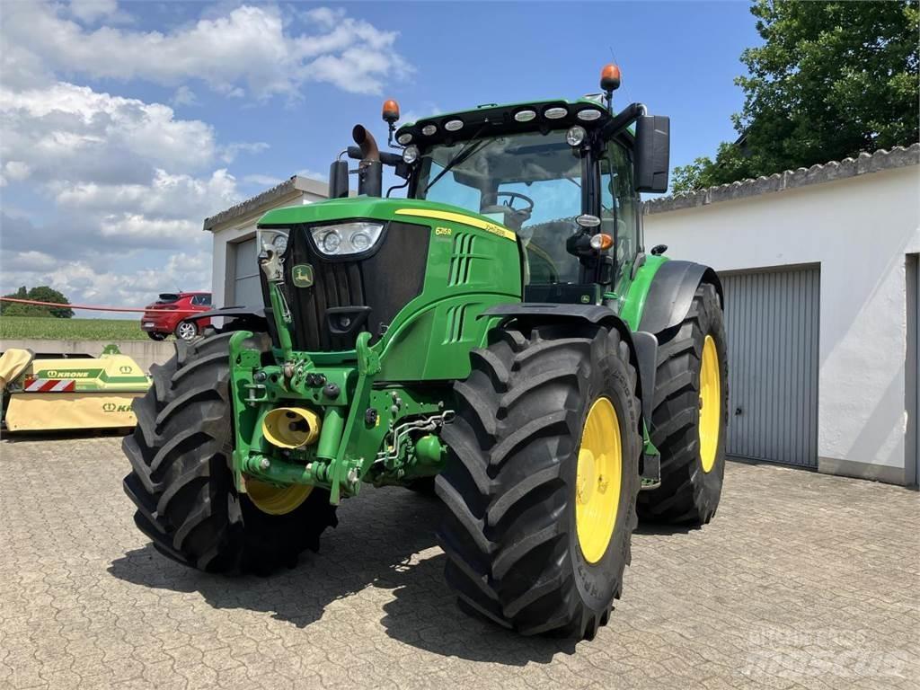 John Deere 6215R Traktori