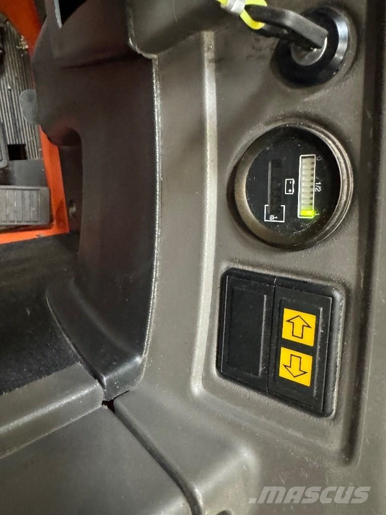 Toyota SRE135L Samopogonski ručni viljuškari