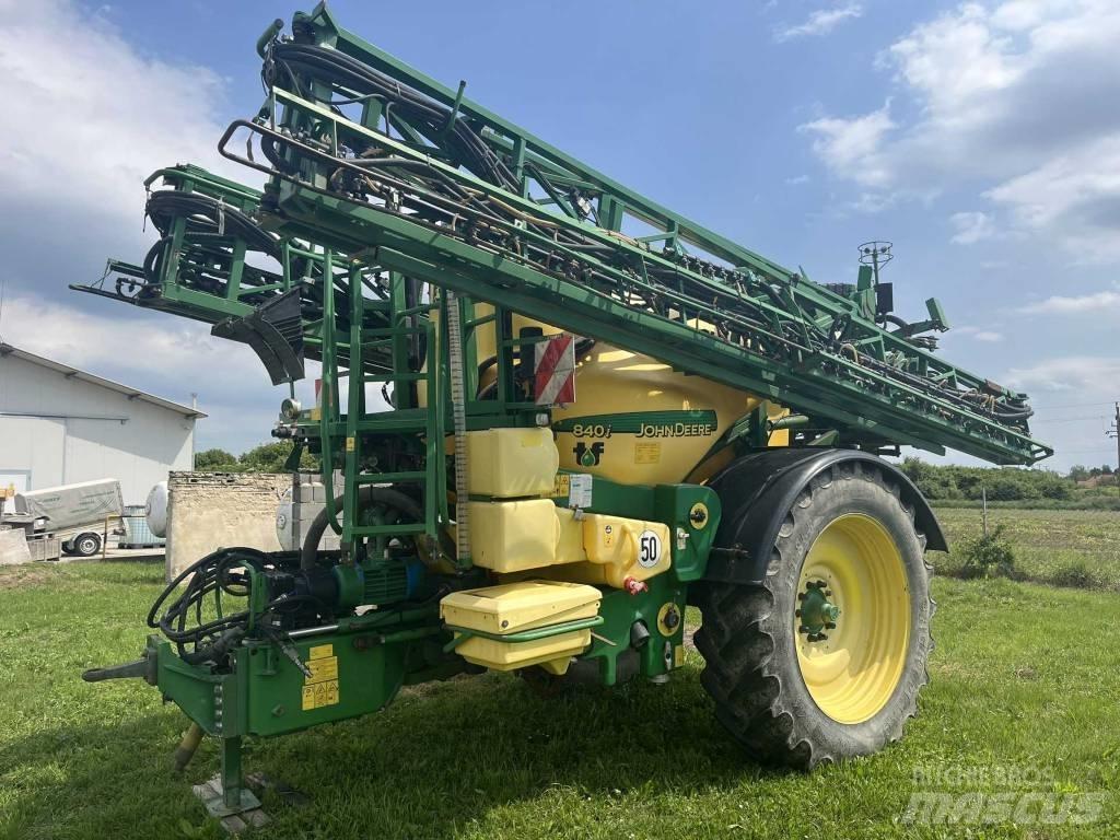 John Deere 840 i Vučene prskalice