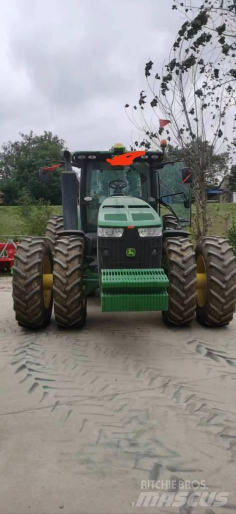 John Deere 8R·3204 Traktori