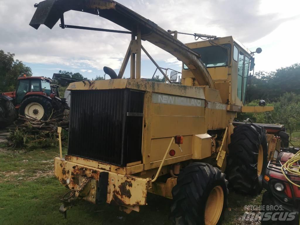 New Holland 2305 Mašine za stočnu hranu sa sopstvenim pogonom