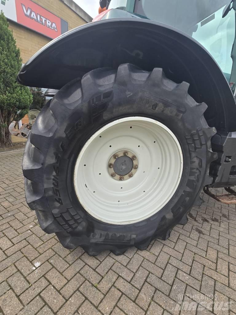 Valtra T 174 Traktori