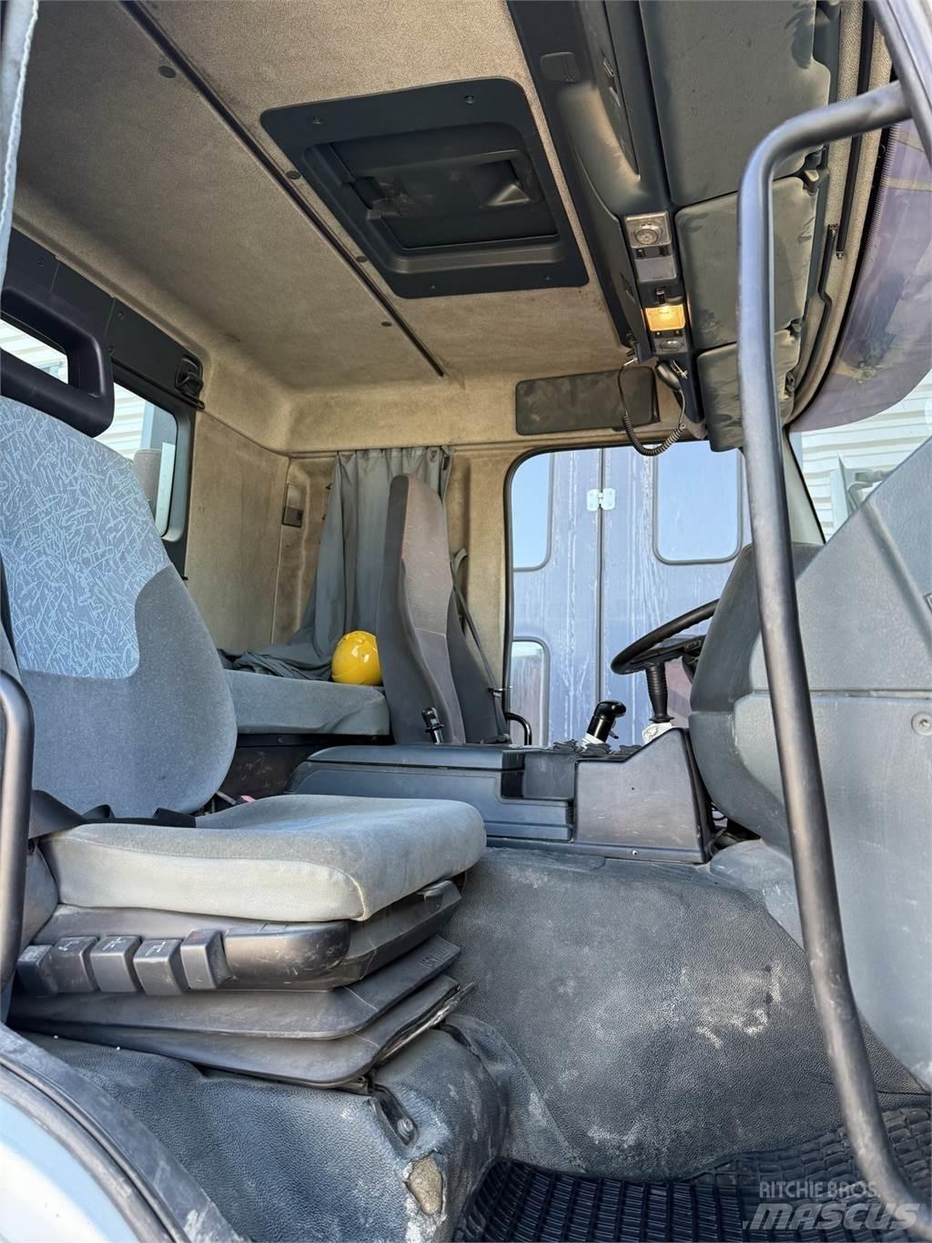 Sisu E12M 8x2 Kiperi kamioni