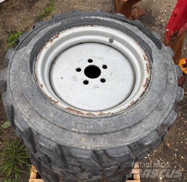  Set BKT 27x8.50-15 Gume, točkovi i felne