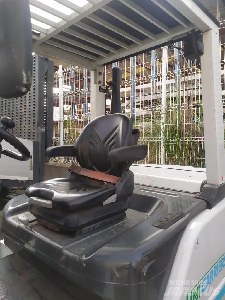 UniCarriers D1F4A40Q Bočni viljuškari